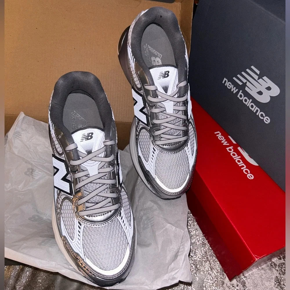 New Balance Unisex 2010 lifestyle Running Shoe - Black/Silver/Gray